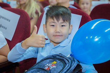 С рюкзаками за плечами и улыбками на лицах